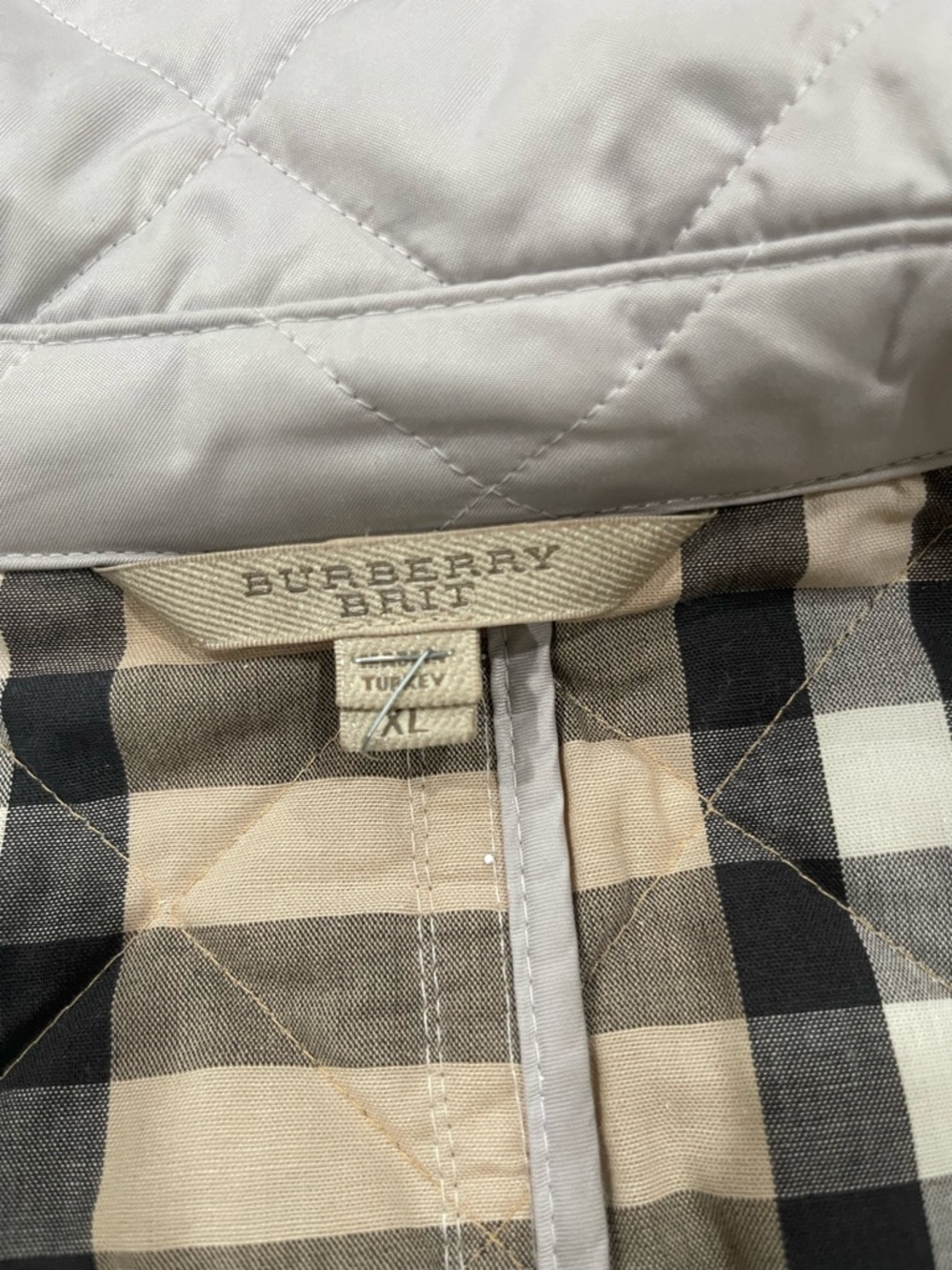 Burberry Tan belted Quilted Jacket zipper and snap closure flap pockets - Picture 11 of 11